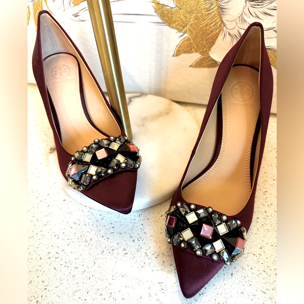 😍Tory Burch NWOB Burgundy Satin Crystal
Vamp Pointed Toe Heel shoe 👠